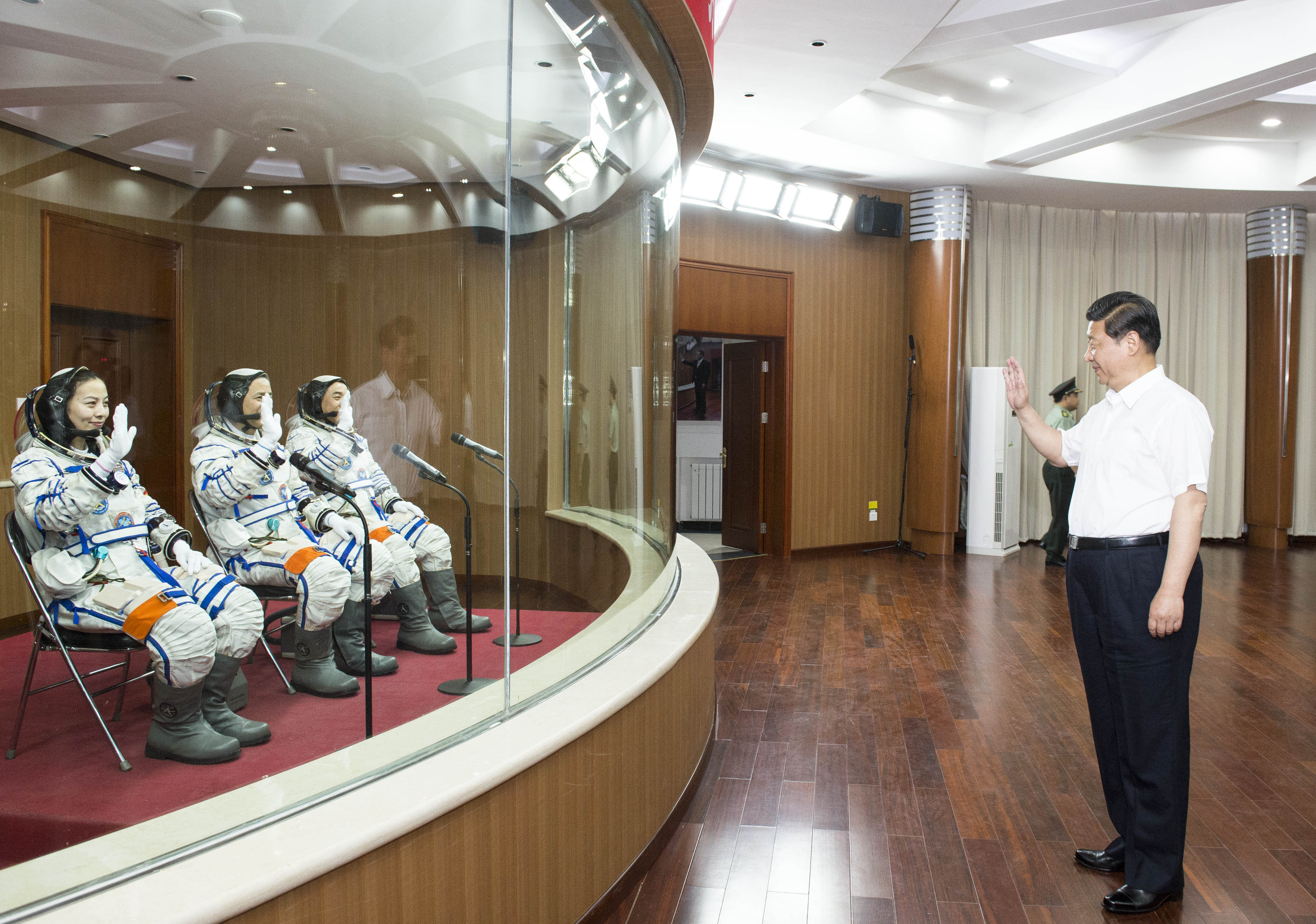 2013年6月11日，習(xí)近平總書記在酒泉衛(wèi)星發(fā)射中心觀看神舟十號載人飛船發(fā)射。這是習(xí)近平向即將出征的航天員聶海勝、張曉光、王亞平揮手致意。