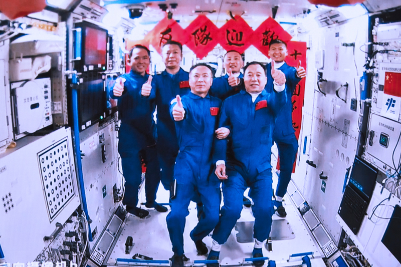 2023年5月30日，在北京航天飛行控制中心拍攝的神舟十五號航天員乘組與神舟十六號航天員乘組拍下“全家?！钡漠嬅?。