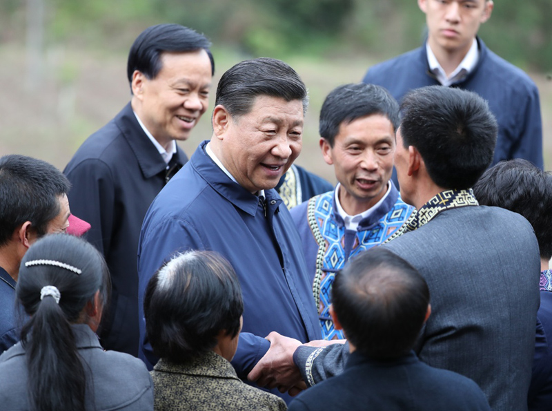 2019年4月15日至17日，中共中央總書(shū)記、國(guó)家主席、中央軍委主席習(xí)近平在重慶考察，并主持召開(kāi)解決“兩不愁三保障”突出問(wèn)題座談會(huì)。這是4月15日下午，習(xí)近平在石柱土家族自治縣中益鄉(xiāng)華溪村同村民親切交流。新華社記者 丁海濤 攝