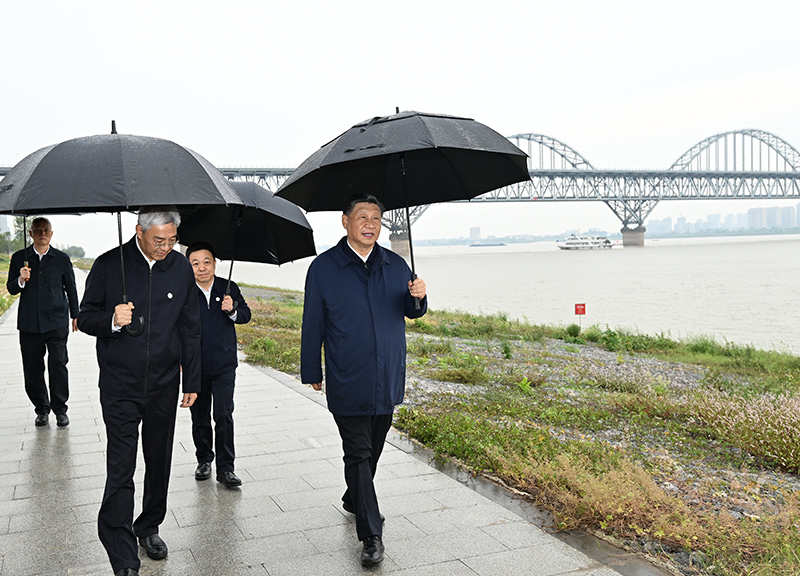2023年10月10日至13日，中共中央總書記、國家主席、中央軍委主席習(xí)近平在江西考察。這是10日下午，習(xí)近平在長江國家文化公園九江城區(qū)段考察時(shí)，冒雨沿江堤步行察看沿岸風(fēng)貌。新華社記者 謝環(huán)馳 攝