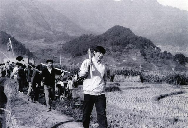 1989年12月2日，時任中共寧德地委書記的習(xí)近平帶領(lǐng)地直機關(guān)千余名干部到寧德縣南漈水利工地參加清溝排障修整水渠勞動。新華社發(fā)