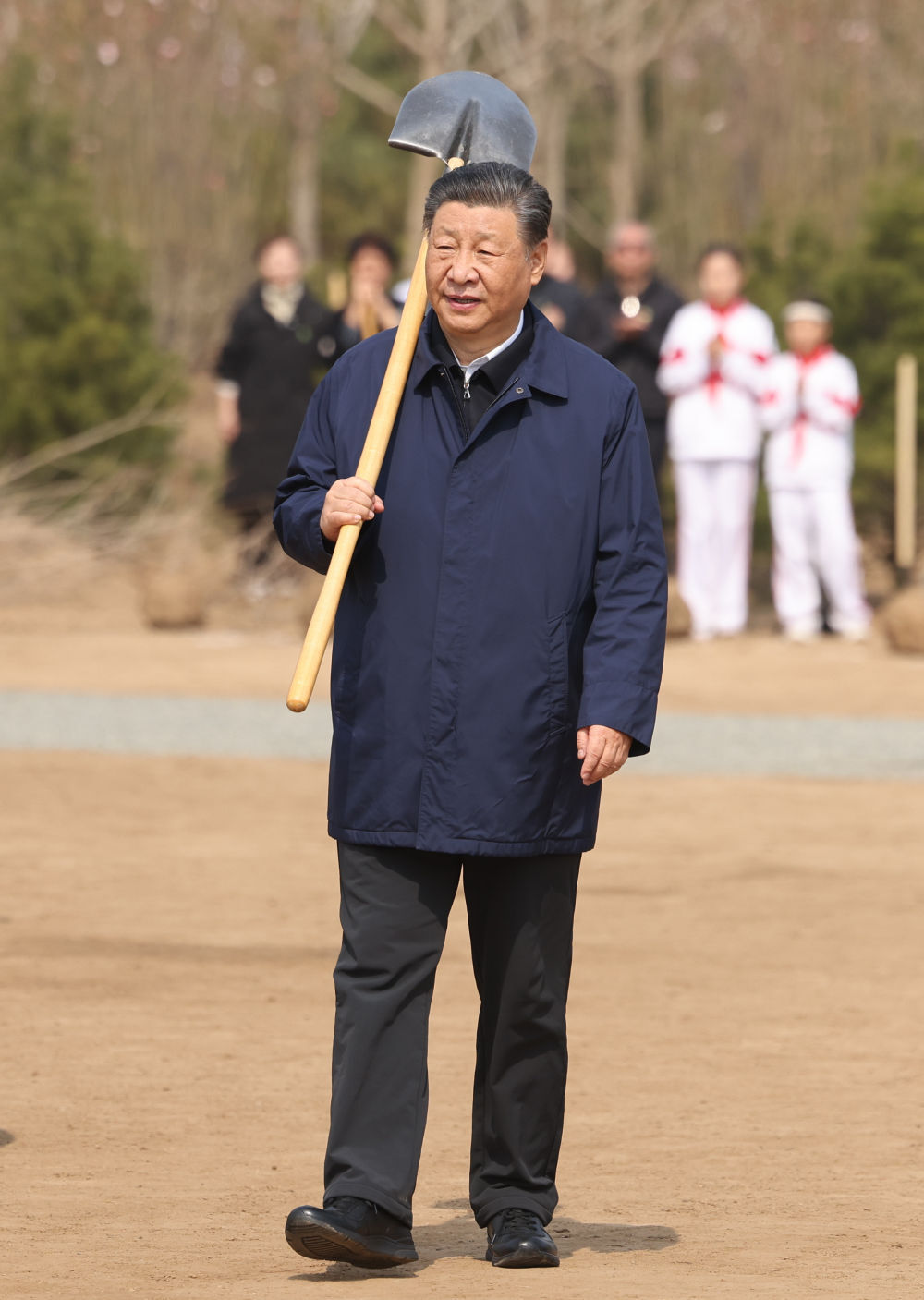 2024年4月3日，黨和國家領(lǐng)導(dǎo)人習(xí)近平、李強、趙樂際、王滬寧、蔡奇、丁薛祥、李希、韓正等來到北京市通州區(qū)潞城鎮(zhèn)參加首都義務(wù)植樹活動。這是習(xí)近平扛起鐵鍬走向植樹地點。新華社記者 龐興雷 攝