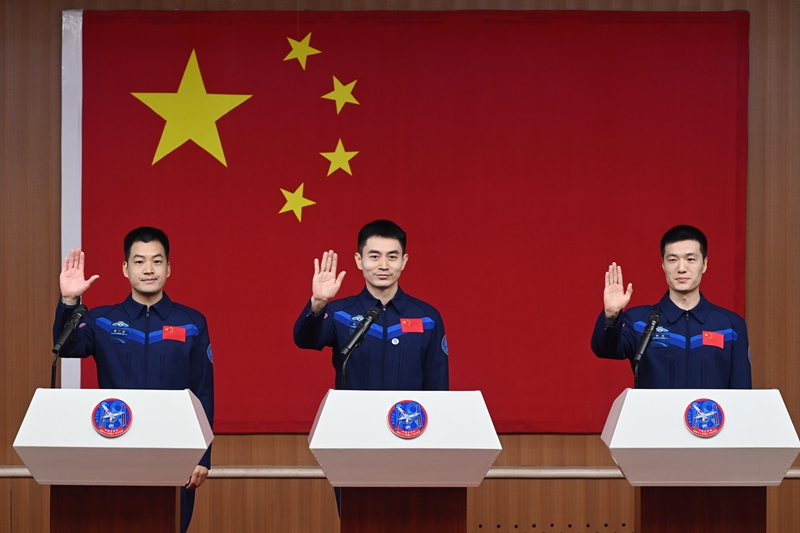 2024年月24日，神舟十八號載人飛行任務航天員葉光富（中）、李聰（右）、李廣蘇在酒泉衛(wèi)星發(fā)射中心問天閣與媒體記者集體見面。