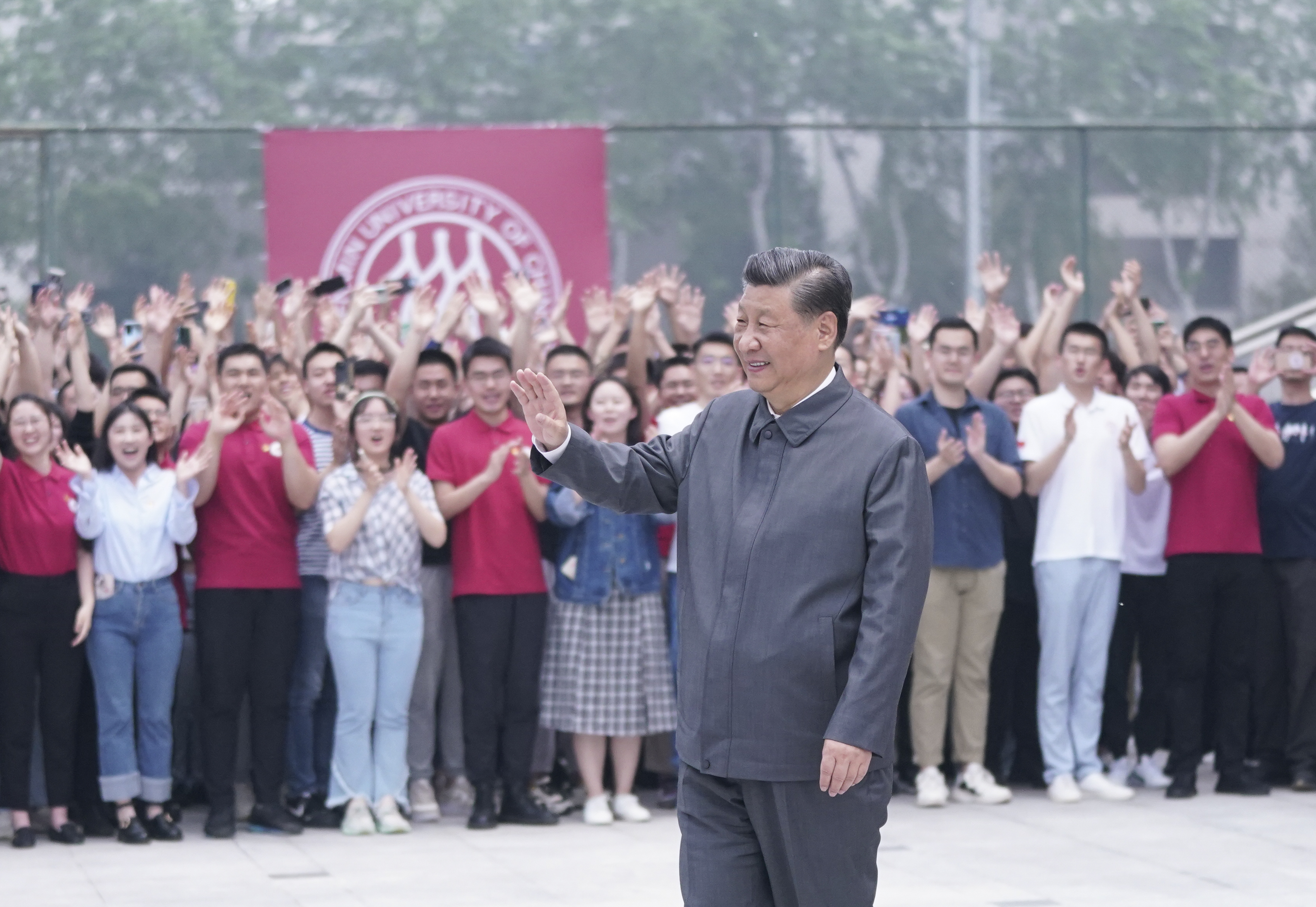2022年4月25日，習(xí)近平總書記來到中國人民大學(xué)考察調(diào)研。這是習(xí)近平向師生們揮手致意。