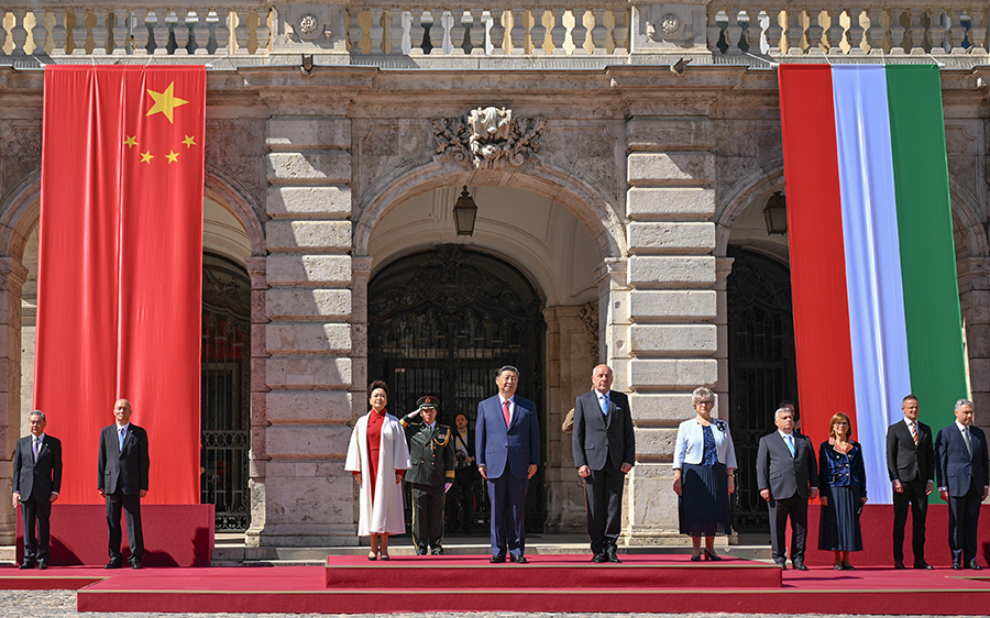 當(dāng)?shù)貢r(shí)間5月9日上午，國(guó)家主席習(xí)近平在布達(dá)佩斯出席匈牙利總統(tǒng)舒尤克和總理歐爾班共同舉行的隆重歡迎儀式。新華社記者 謝環(huán)馳 攝