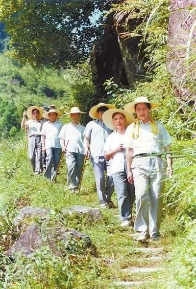 1989年7月，習(xí)近平在壽寧縣山村。