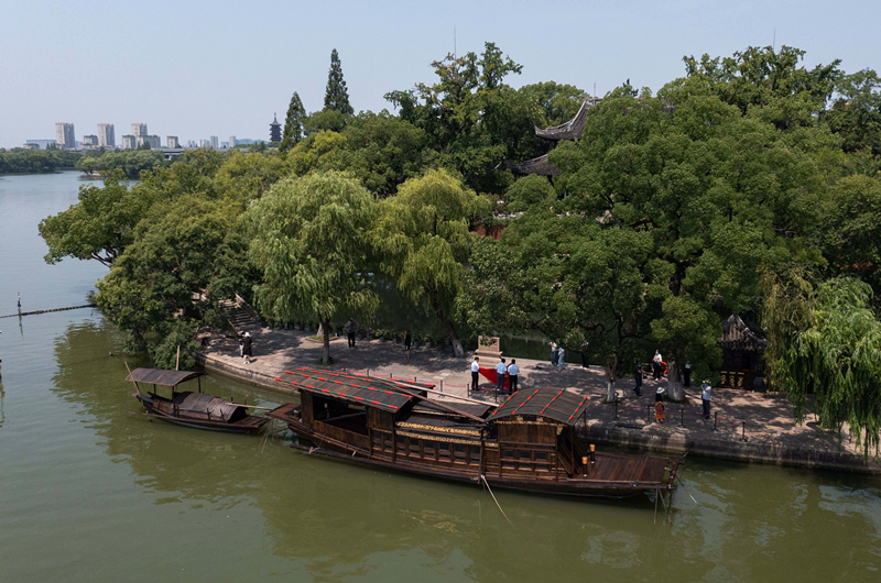 2022年7月27日，南湖紅船?？吭谡憬〖闻d市南湖旅游區(qū)的湖心島旁。