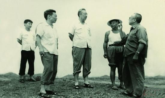 1978年8月，習(xí)仲勛（左三）在廣東惠陽(yáng)農(nóng)村調(diào)研。在清華大學(xué)讀書(shū)的習(xí)近平（左一）利用暑假時(shí)間參加社會(huì)實(shí)踐，隨同父親一起下鄉(xiāng)。