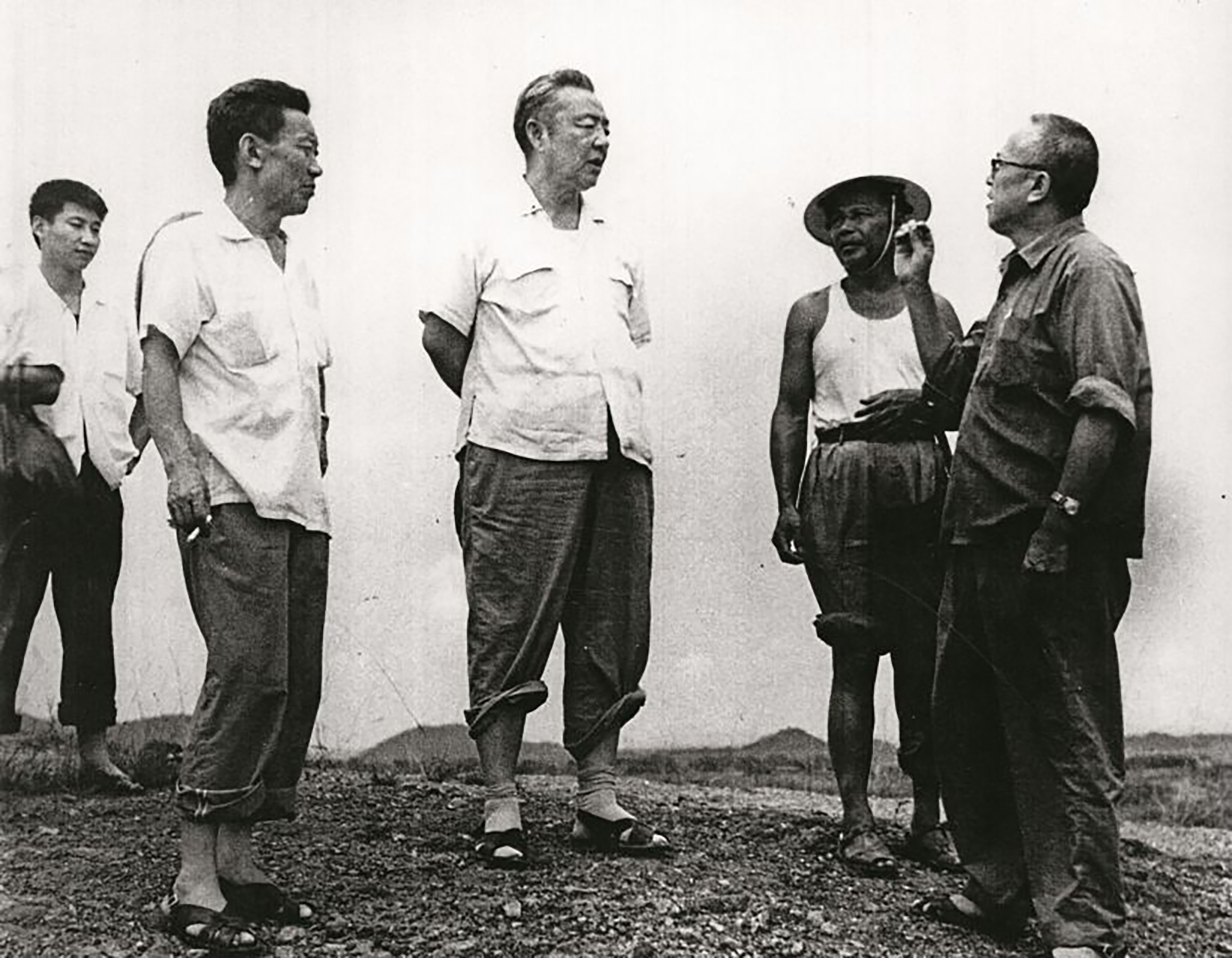 1978年8月5日，習(xí)仲勛（中）在廣東惠陽地區(qū)調(diào)研。左二為廣東省委農(nóng)村工作部副部長杜瑞芝，右一為惠陽地委書記李富林。 左一為當(dāng)時(shí)正在清華大學(xué)暑期的習(xí)近平。