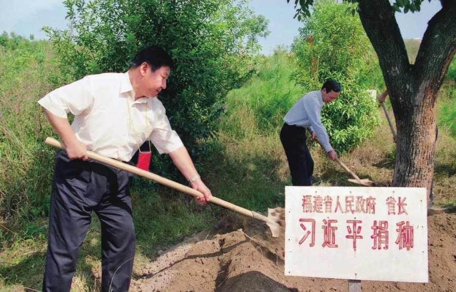 2001年10月，習(xí)近平在龍巖市長(zhǎng)汀縣調(diào)研水土流失治理工作，在河田世紀(jì)生態(tài)園為樹(shù)培土。圖源：《習(xí)近平在福建（下）》