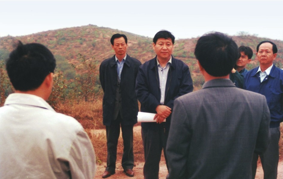 1999年11月，習(xí)近平在龍巖市長(zhǎng)汀縣河田水土流失治理區(qū)調(diào)研。圖源：《習(xí)近平在福建（下）》