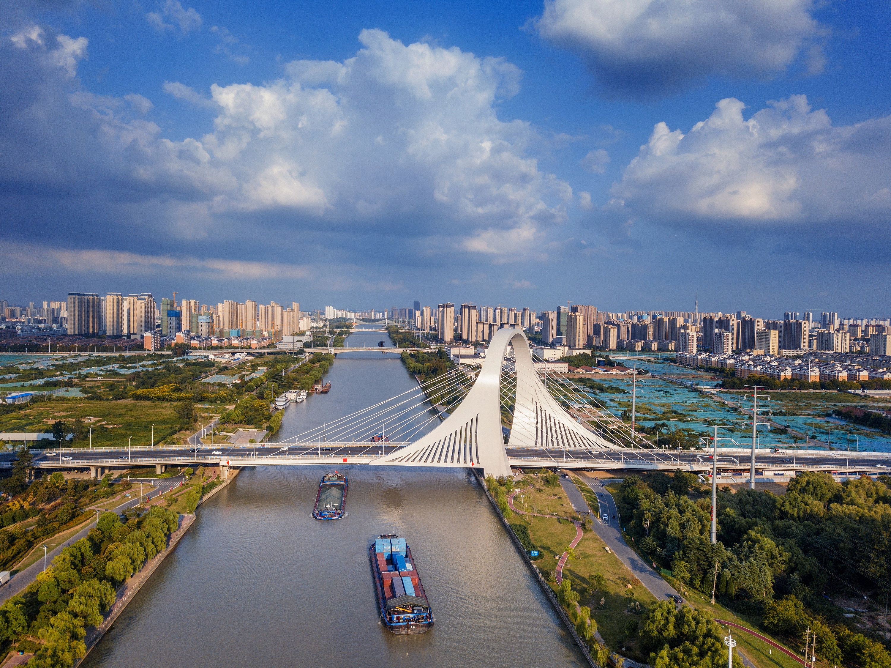 2022年9月12日，幾艘船舶行駛在江蘇淮安運(yùn)河大橋附近。