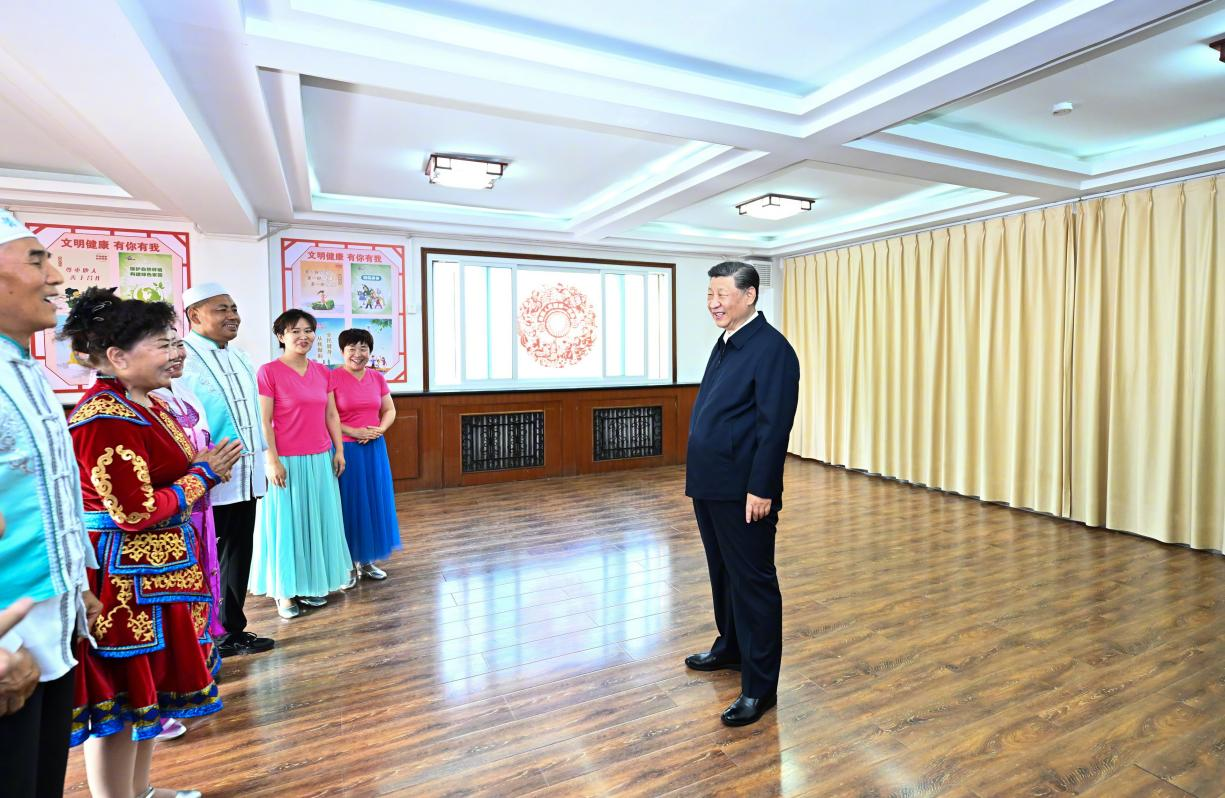 6月19日下午，習(xí)近平總書記在銀川市金鳳區(qū)長城花園社區(qū)活動(dòng)室考察時(shí)，同社區(qū)居民親切交流。