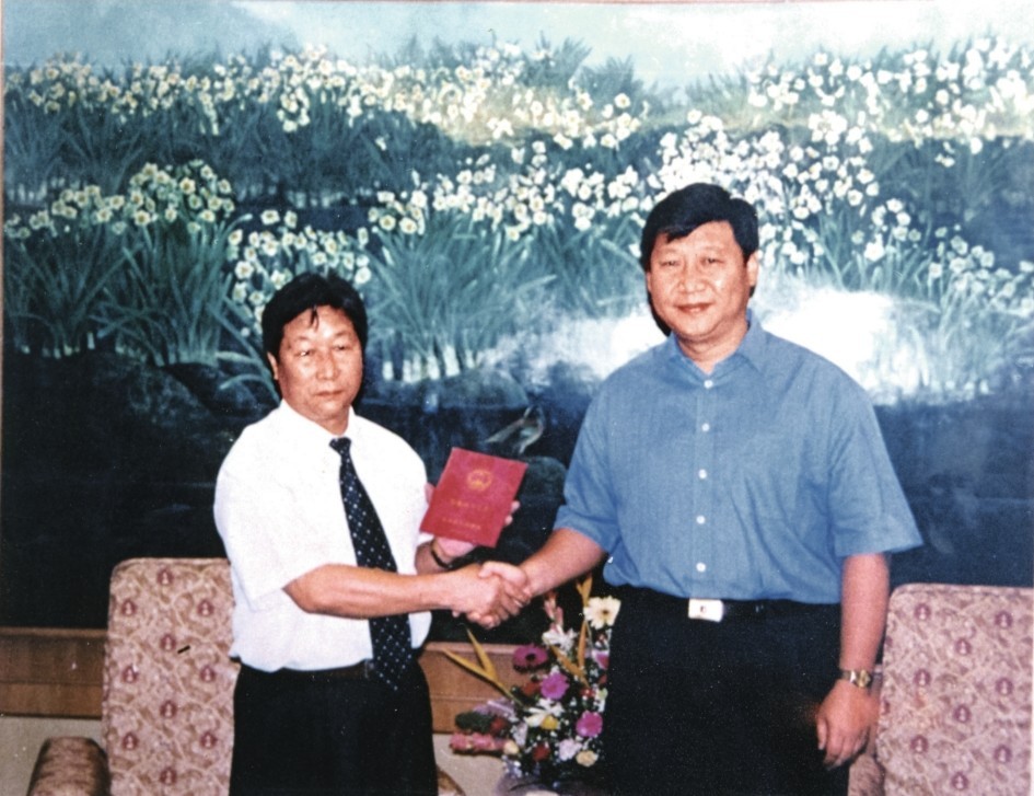 2000年7月，習(xí)近平為福建農(nóng)林大學(xué)教授林占熺頒發(fā)福建省政府“一等功”榮譽(yù)證書。圖源：《習(xí)近平在福建》（下）