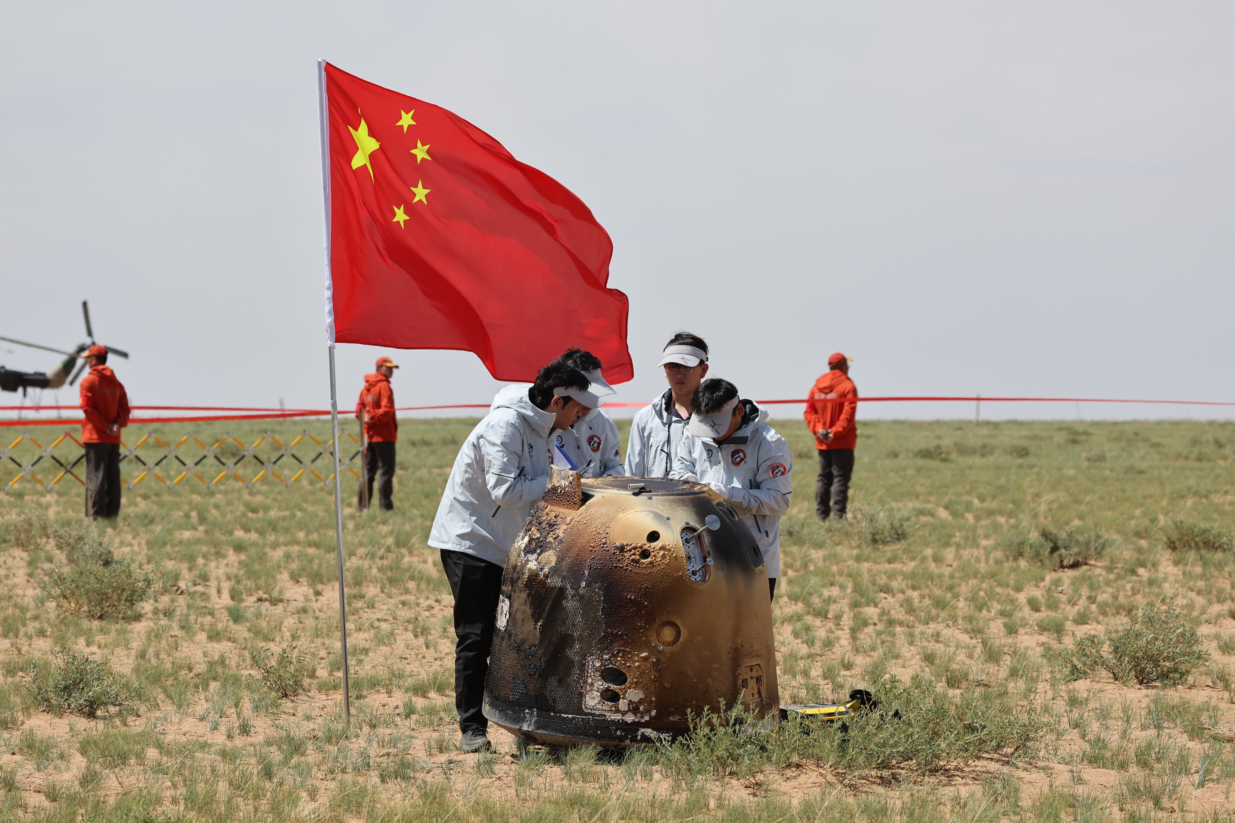 6月25日拍攝的嫦娥六號(hào)返回器回收現(xiàn)場。