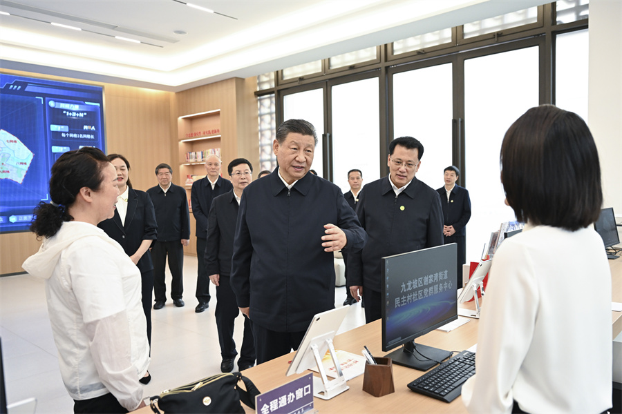2024年4月22日至24日，中共中央總書記、國家主席、中央軍委主席習(xí)近平在重慶考察。這是22日下午，習(xí)近平在九龍坡區(qū)謝家灣街道民主村社區(qū)考察。新華社記者 謝環(huán)馳 攝