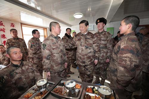 2014年1月26日中午，習(xí)近平來到連隊食堂，同戰(zhàn)士們一起用餐。新華社記者 李剛 攝