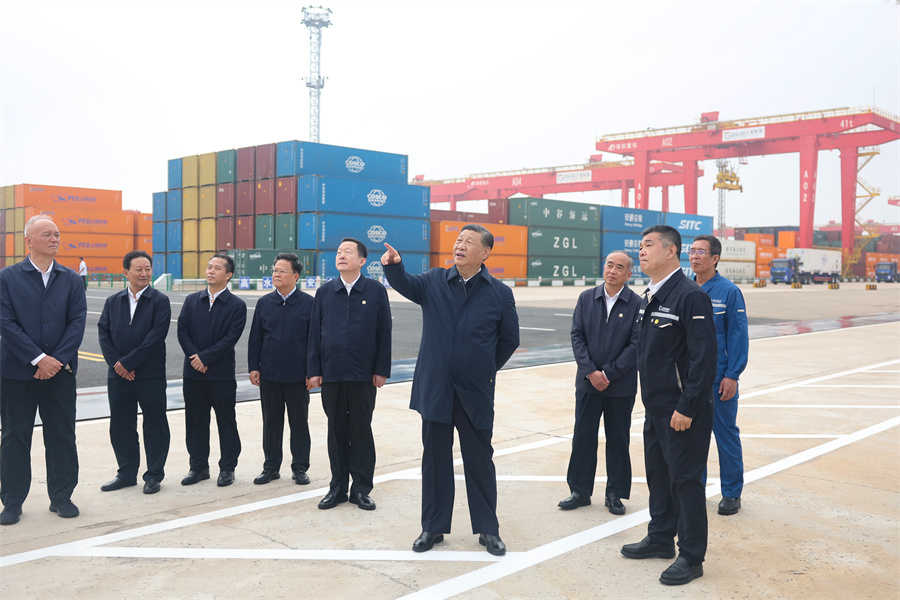 2024年5月22日至24日，中共中央總書記、國家主席、中央軍委主席習(xí)近平在山東考察。這是22日下午，習(xí)近平在日照港察看全自動化集裝箱碼頭作業(yè)場景。新華社記者 鞠鵬 攝