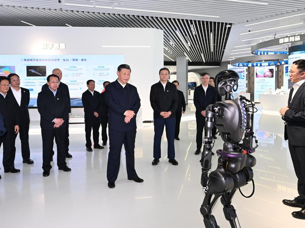 2023年11月28日下午，習(xí)近平在浦東新區(qū)張江科學(xué)城參觀上?？萍紕?chuàng)新成果展。新華社記者 謝環(huán)馳 攝