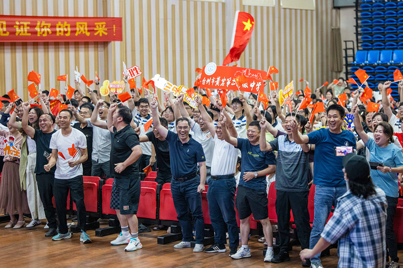 北京時間7月27日，2024年巴黎奧運會首個比賽日，在射擊10米氣步槍混合團體比賽中，中國選手黃雨婷/盛李豪獲得金牌。圖為黃雨婷的母校師生們通過收看奧運直播的方式為她加油助威。