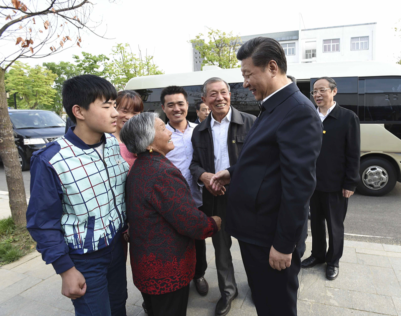 2016年4月25日，習(xí)近平在安徽省滁州市鳳陽縣小崗村看望當(dāng)年大包干帶頭人嚴(yán)金昌（右三）一家。