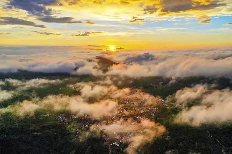 圖為云霧繚繞的軍營村，群山盡翠，紅瓦掩映。廈門市委宣傳部供圖