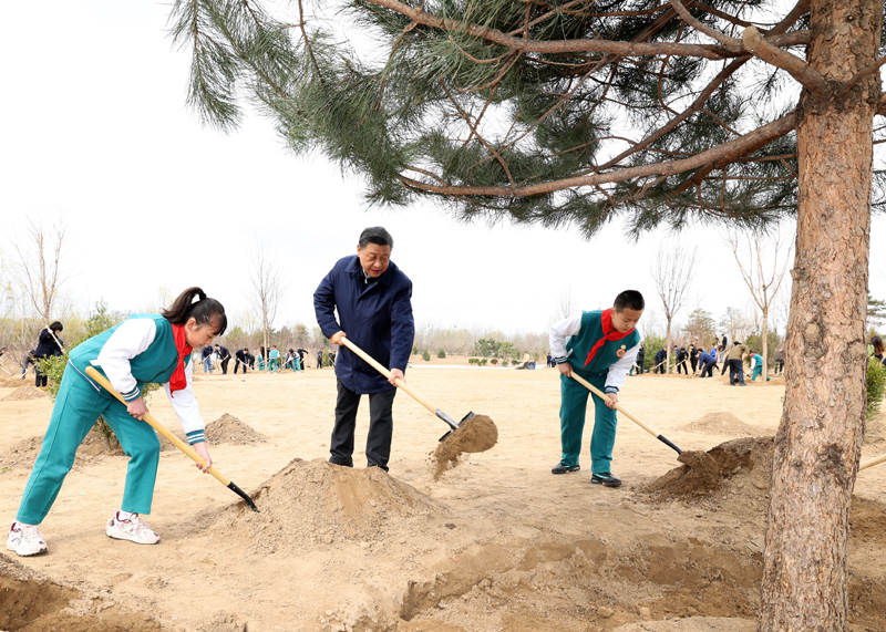 2022年3月，習(xí)近平總書(shū)記來(lái)到北京市大興區(qū)黃村鎮(zhèn)參加首都義務(wù)植樹(shù)活動(dòng)，同大家一起植樹(shù)。新華社記者 黃敬文 攝