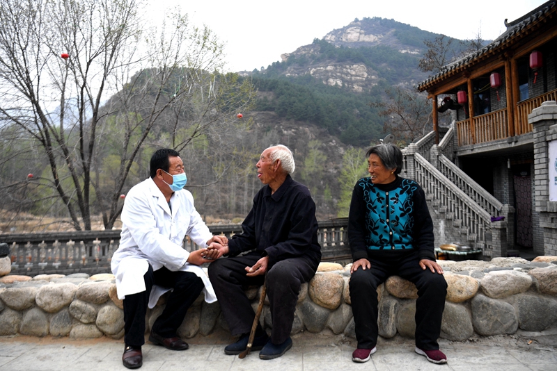 2020年4月15日，在河北阜平縣龍泉關(guān)鎮(zhèn)駱駝灣村，村醫(yī)霍建國為村民把脈。