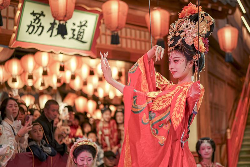 △2024年10月2日，陜西省西安市長(zhǎng)安十二時(shí)辰主題街區(qū)的“唐潮”系列沉浸式表演。