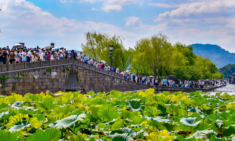 2024年10月4日，杭州西湖景區(qū)迎來國慶假期旅游高峰。
