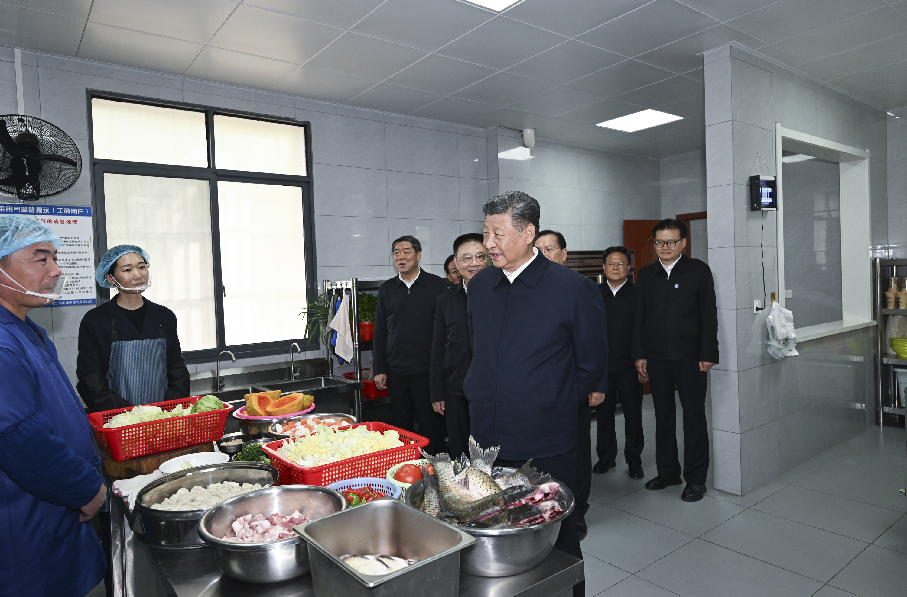 2024年11月5日，習近平總書記在湖北省咸寧市嘉魚縣潘家灣鎮(zhèn)四邑村考察。