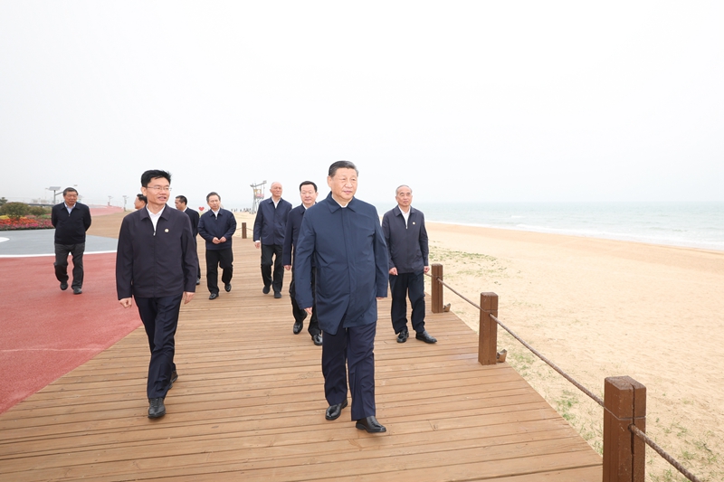 2024年5月22日，習(xí)近平總書記在山東日照陽光海岸綠道考察。