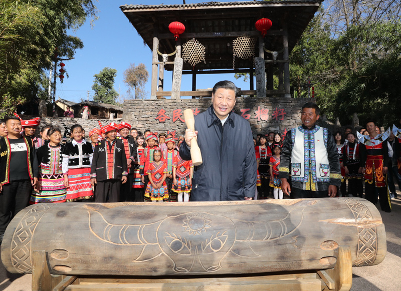 2020年1月19日，習(xí)近平總書(shū)記在云南省騰沖市清水鄉(xiāng)三家村中寨司莫拉佤族村廣場(chǎng)上，敲響三聲佤族木鼓，祝福來(lái)年風(fēng)調(diào)雨順、國(guó)泰民安。