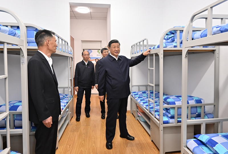 2024年6月18日下午，習(xí)近平總書記在青海果洛西寧民族中學(xué)宿舍樓察看學(xué)生住宿條件。