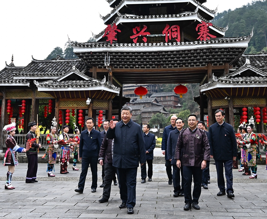 2025年3月17日下午，習近平在黔東南州黎平縣肇興侗寨考察時，在寨門口向身著民族盛裝歡迎的村民揮手致意。新華社記者 燕雁 攝