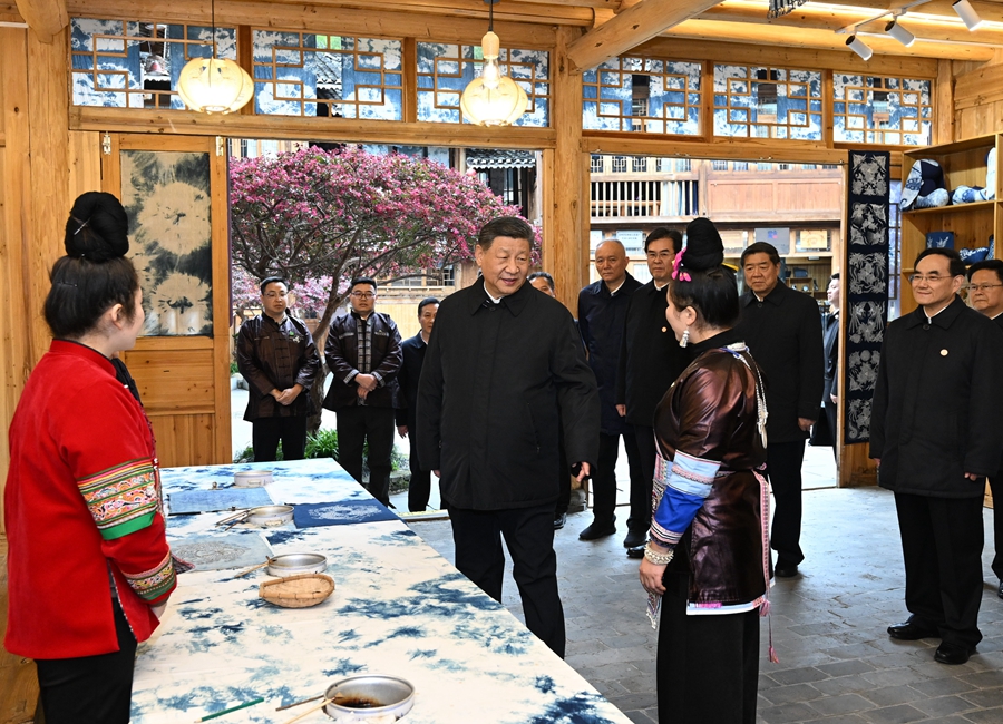 2025年3月17日下午，習近平在黔東南州黎平縣肇興侗寨侗鄉(xiāng)特色產業(yè)基地考察。新華社記者 謝環(huán)馳 攝