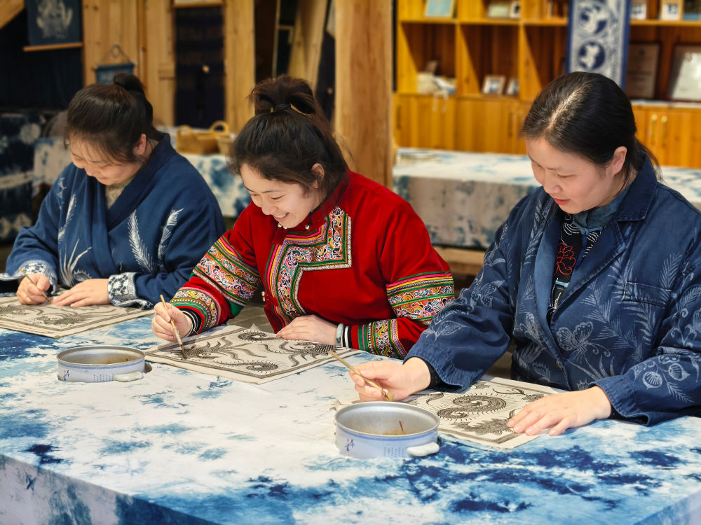 2025年3月14日，村民在肇興侗寨內制作蠟染。圖片來源：新華社