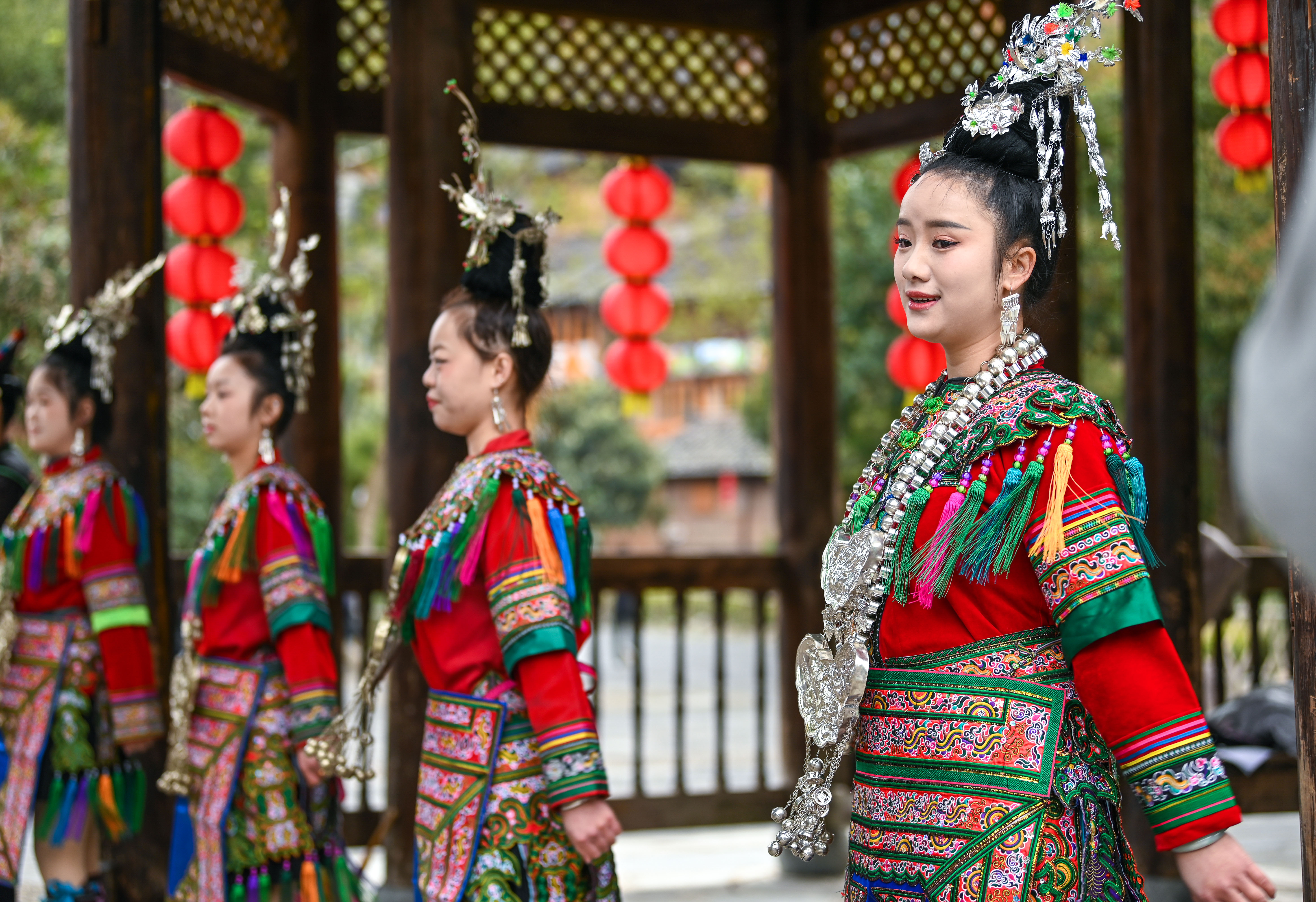 2025年3月18日，侗族群眾在貴州省黎平縣肇興侗寨給游客演唱侗族大歌。