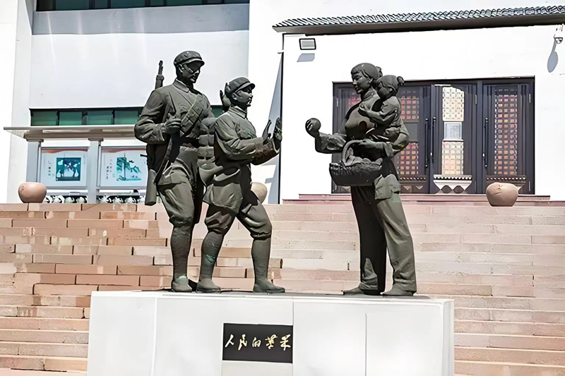錦州蘋果廉政文化展覽館前的《人民的蘋果》主題雕塑。（由遼沈戰(zhàn)役紀(jì)念館供圖）