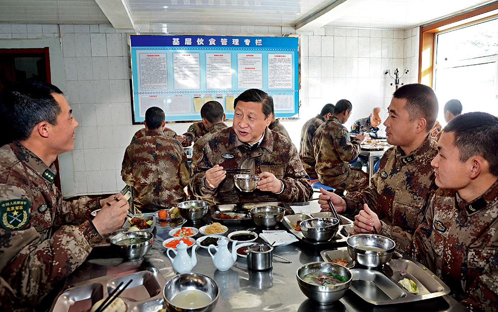 2014年1月26日，習(xí)近平主席專程來(lái)到內(nèi)蒙古軍區(qū)邊防某部，親切看望慰問(wèn)戍邊官兵。這是在連隊(duì)食堂，習(xí)近平主席同戰(zhàn)士們一起用餐。