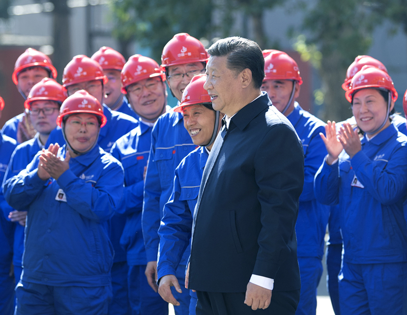 2018年9月26日，在中國一重集團(tuán)，習(xí)近平總書記走到工人中間，同大家親切交流。