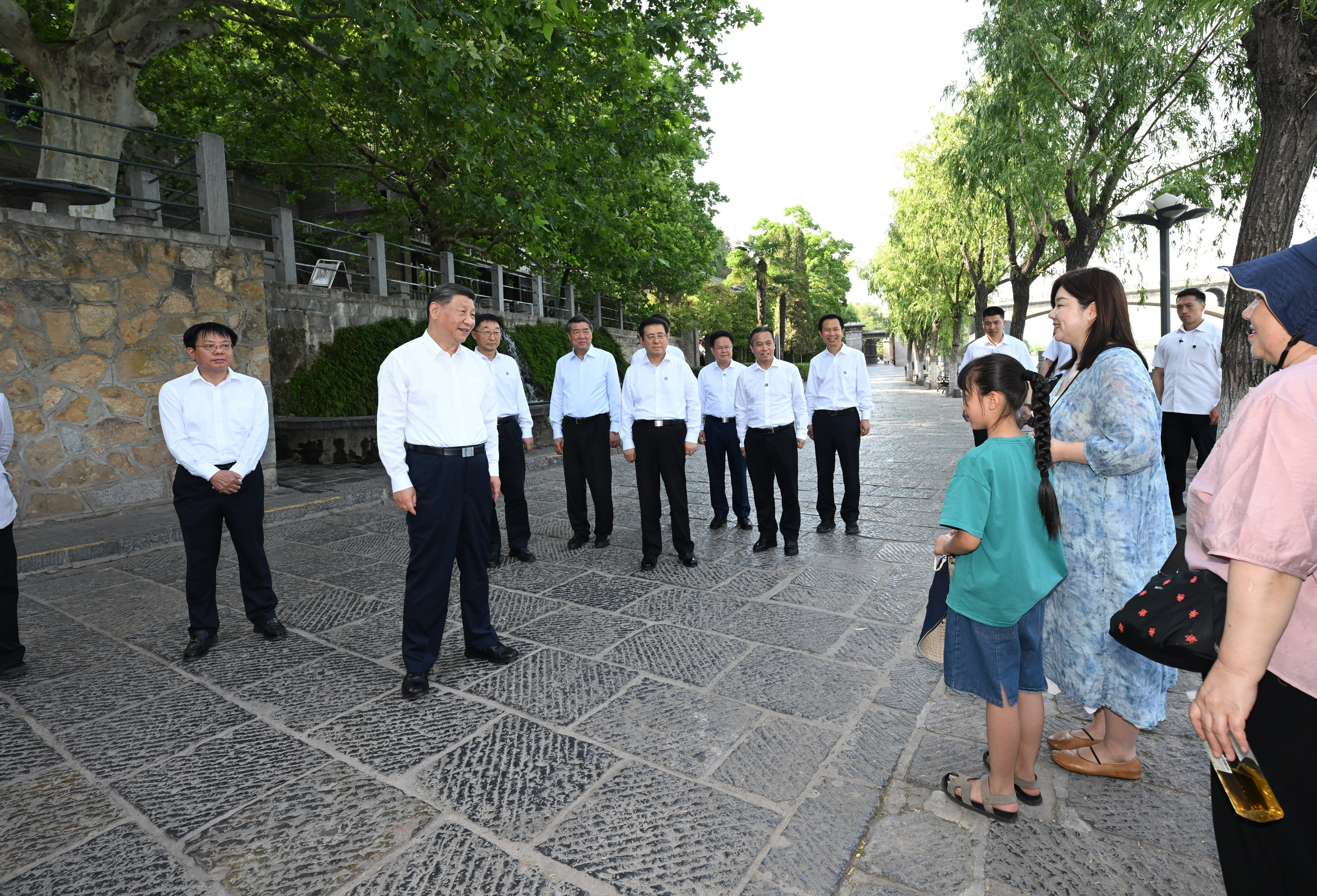 5月19日至20日，中共中央總書記、國家主席、中央軍委主席習近平在河南考察。這是19日下午，習近平在洛陽龍門石窟考察時，同游客親切交流。新華社記者 謝環(huán)馳 攝