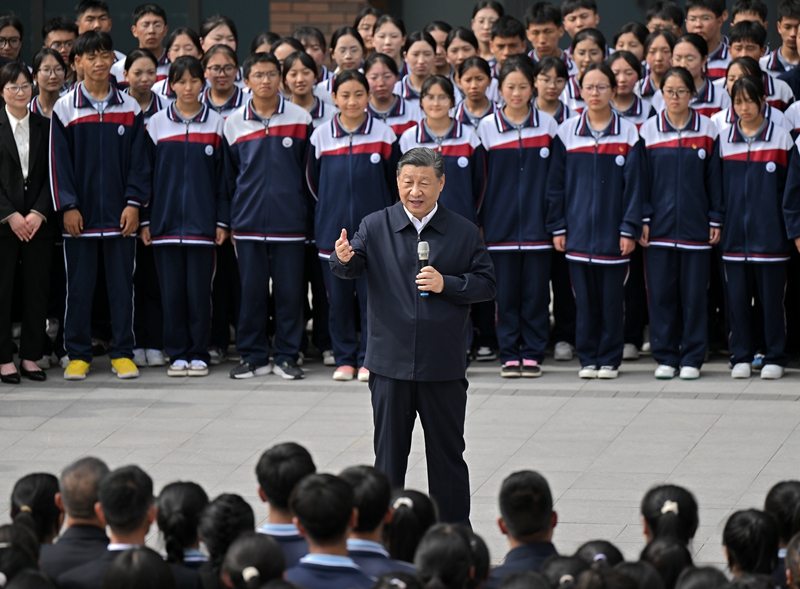 2024年6月18日，習近平總書記在青海果洛西寧民族中學考察時，同師生們親切交流。