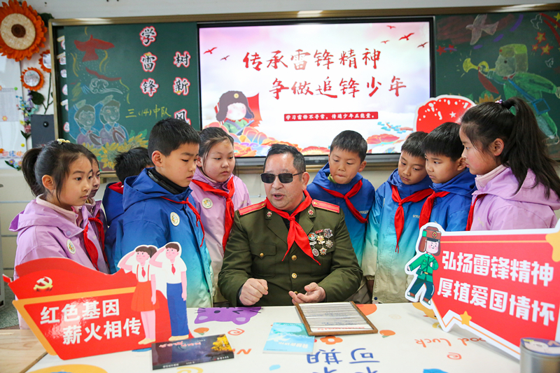 2025年3月3日，江蘇南通如皋市安定小學里，傷殘軍人許波銀在思政小課堂上向?qū)W生講述雷鋒故事。