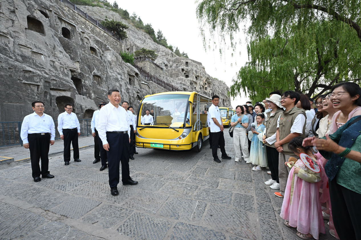 5月19日，習(xí)近平在洛陽(yáng)龍門(mén)石窟考察時(shí)，同游客親切交流。