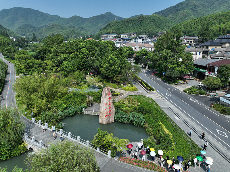 2023年8月11日，游客在浙江安吉余村參觀。
