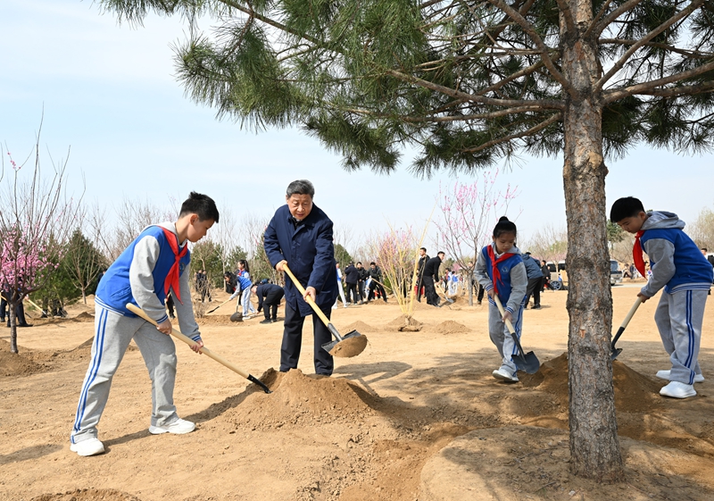 2025年4月3日，習(xí)近平總書記來到北京豐臺區(qū)永定河畔參加首都義務(wù)植樹活動。