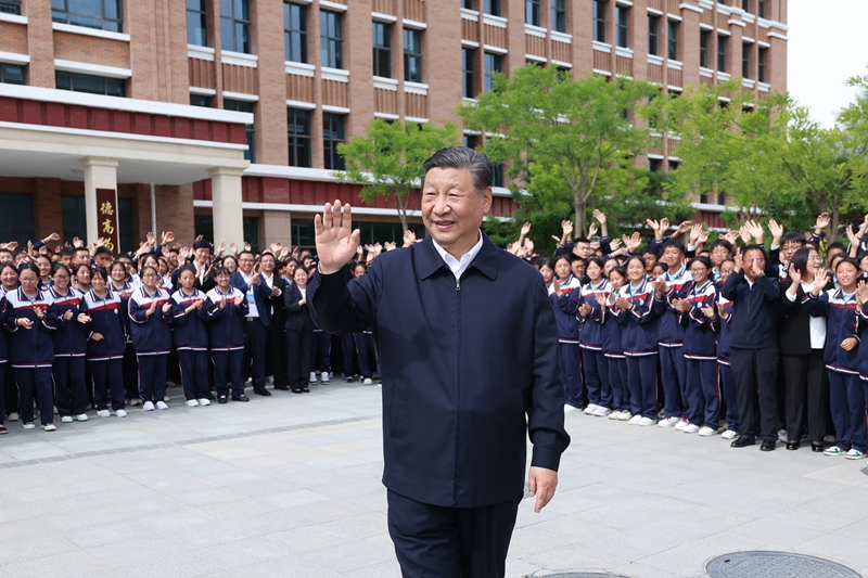 2024年6月18日，習(xí)近平總書記在青海果洛西寧民族中學(xué)考察時(shí)，向師生們揮手致意。