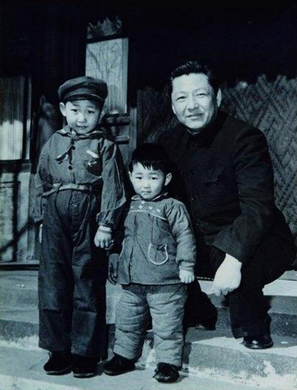 1958年，習仲勛與兒子習近平、習遠平在一起。
