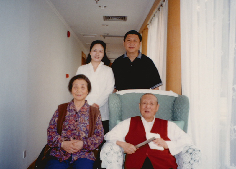 習近平與夫人彭麗媛同父親習仲勛、母親齊心的合影。
